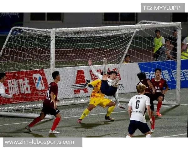 足球大咖的传奇之路揭秘如何从草根崛起成为全球瞩目的球场明星